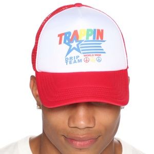 “Trappin World Wide” trucker hat 🤘🏾!